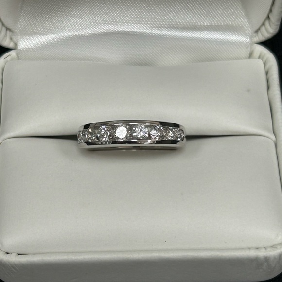 Jewelry - 14kt white gold large diamonds band ring